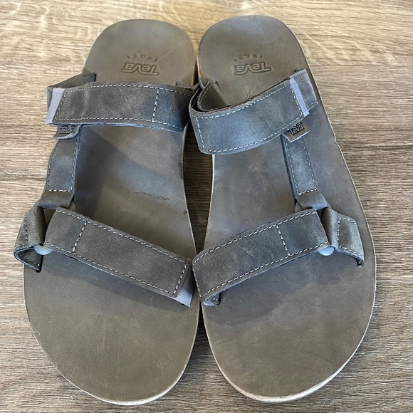 NEW Mens TEVA UNIVERSAL SLIDE LEATHER Grey Grey US Size 9 STRAP SANDALS - Picture 1 of 6
